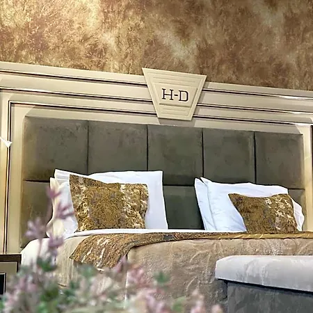 Отель Deluxe Тирана